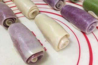 继续从上往下卷好，盖上保鲜膜再次松弛15分钟。