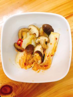 将煮好的菜类铺入碗中