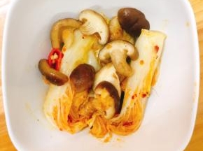 将煮好的菜类铺入碗中