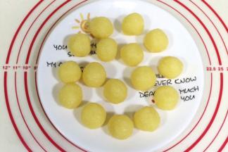 把冰箱内冷藏的椰蓉馅取出，分成16等份。