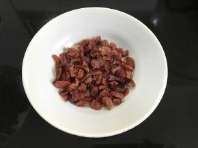 先把蔓越莓泡软切碎。