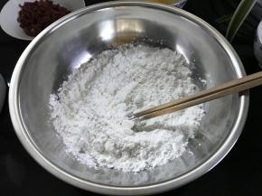 再先把除蔓越莓和黄油外的材料混匀。