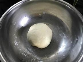 揉成软硬合适的面团。