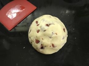 加入蔓越莓揉匀后加入黄油揉成光滑的面团。