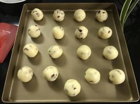 搓圆后码入烤盘。