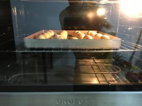 入预热好的烤箱，上火180度，下火160度，烤25分钟左右。