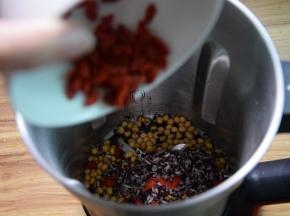 黄豆、紫米放破壁料理机的杯体中，加入枸杞