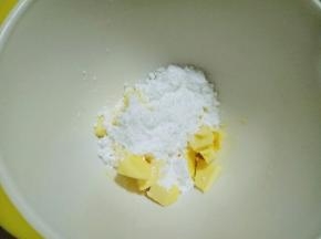 黄油用手指按一下，很轻松的就能按到底，这时就可以加入糖粉。