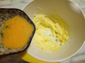 打至黄油颜色变浅，体积变大，并且形成顺滑的纹路，这时加入三分之一的蛋液，继续电动打蛋器打发，打至黄油和蛋液完全融合。