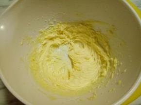 打至如图时再加入三分之一的蛋液，同样打至蛋液和黄油完全融合。