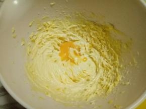 最后将蛋液全部加入，电动打蛋器继续中速打发。