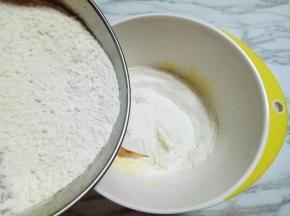 筛入低筋面粉。(一定要过细筛)