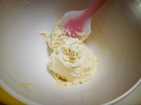 用硅胶刮刀把面粉和黄油用翻拌的手法，翻拌至均匀，且无干粉。(从底部往上翻，不要画圈搅拌，避免面粉起筋。)