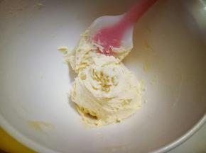 用硅胶刮刀把面粉和黄油用翻拌的手法，翻拌至均匀，且无干粉。(从底部往上翻，不要画圈搅拌，避免面粉起筋。)