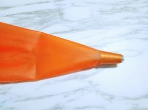 准备裱花袋，和裱花嘴，将裱花嘴放入裱花袋里。