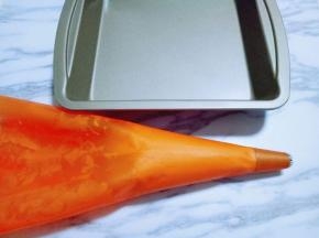 将做好的面糊装入裱花袋中，准备好烤盘。