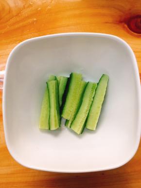 把青瓜条摆上碗内