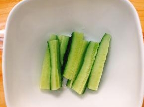 把青瓜条摆上碗内