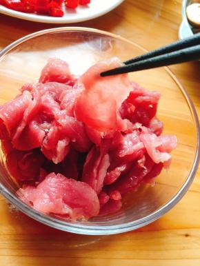 里脊肉洗净切成薄片