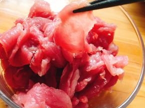 里脊肉洗净切成薄片