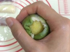 收好口，捏紧。