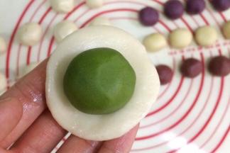 取一份油皮按扁，包入一份油酥。