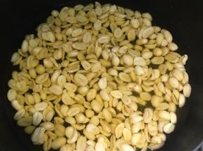 锅内倒入油，能淹没花生，冷锅冷油下花生，小火慢慢炸