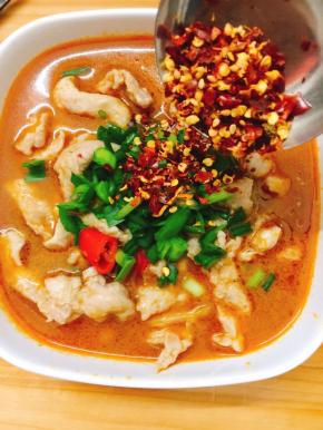 连汤汁一起倒入碗内，加入葱花、青蒜、辣椒末、花椒