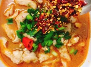 连汤汁一起倒入碗内，加入葱花、青蒜、辣椒末、花椒