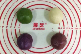 把揉好的油酥分成四等份，其中的三份分别加入抹茶粉、红曲粉、紫薯粉，揉好的油酥面团盖上保鲜膜，室温醒发20分钟。