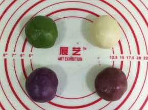 把揉好的油酥分成四等份，其中的三份分别加入抹茶粉、红曲粉、紫薯粉，揉好的油酥面团盖上保鲜膜，室温醒发20分钟。