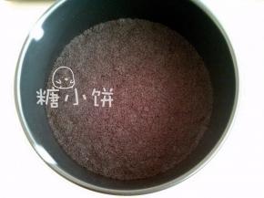 压入18CM圆模中，压平压实