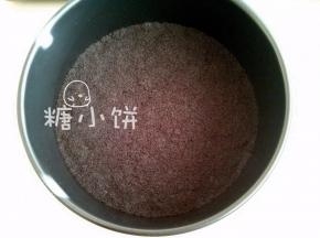 压入18CM圆模中，压平压实