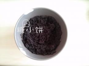 加入步骤2打碎的饼干拌匀