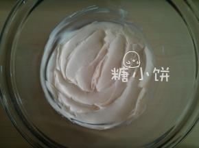 [准备芝士糊] 
马斯卡彭奶酪250G加炼乳45G、白砂糖30G和盐1小撮搅至顺滑
