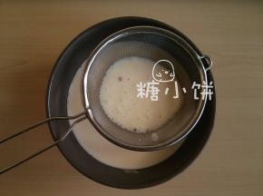 加热使吉利丁融化，搅匀，过筛一次
（我用微波炉叮1分钟——1分钟）