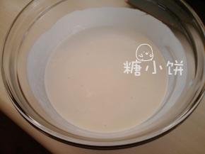 把过筛过的吉利丁奶油液加到步骤6的奶酪里面搅匀即成芝士糊