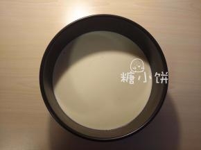[组合]
先倒一小半混合好的奶酪糊到压好饼底的模具里，送入冰箱冷藏10分钟
（剩余奶酪糊夏天的时候室温放着没有问题，冬天需要用温水浴保温）