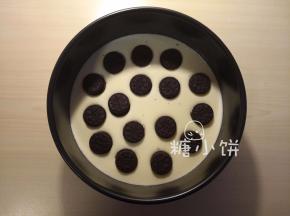 前一步的冷藏是为了初步让奶酪糊有点凝固，并未完全凝固，只是承重力更好。
铺一半饼干（50G），放上饼干正好会有一点点下陷的程度正好