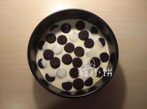 倒入剩下面糊的一半，在缝隙处再铺上剩下的50G饼干，冷藏30分钟。
（这样做是为了让夹层有错落感，如果想做整齐效果的话就直接在步骤11的时候均匀铺满一层就行）