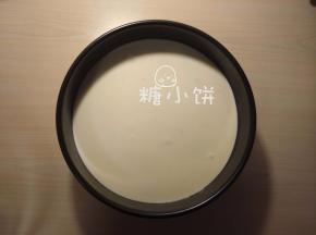 将所有剩余奶酪糊倒上去，冷藏至彻底凝固（我冷藏了一夜）