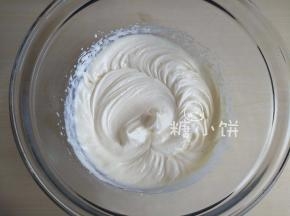 将表面装饰用的淡奶油和白砂糖打发至可以划出清晰纹路的状态