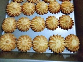 饼干烤好后，戴上隔热手套取出烤盘，这时先不要去碰触，因为刚出炉的饼干有些软，这时去碰它容易碎裂。