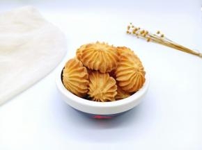 稍微晾一会取出装入饼干碗中，即可食用，宝贝最爱，而且他喜欢烤的火候偏大一点点。(如果不喜欢的火大的话，可以适当减少时间，烤到自己想要的程度即可取出)