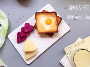 看着吐司的上色满意，可以加盖锡纸…