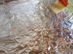 烤盘，上面铺好锡纸，上面刷上油；