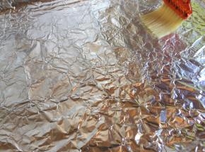 烤盘，上面铺好锡纸，上面刷上油；