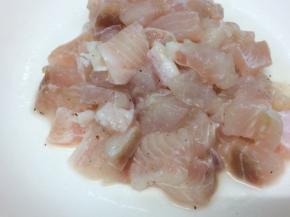 在放一点盐腌制十分钟左右