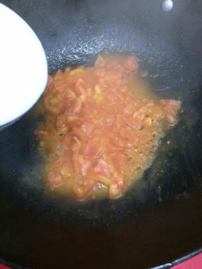 加入适量的开水烧开，转小火慢炖十分钟