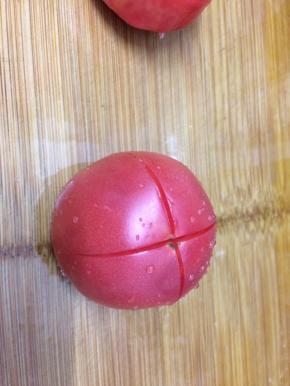 番茄在顶部划成十字刀